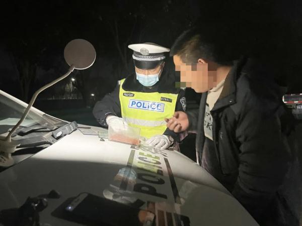 奇葩！临沂一男子醉驾被查，竟掏出现金想贿赂民警