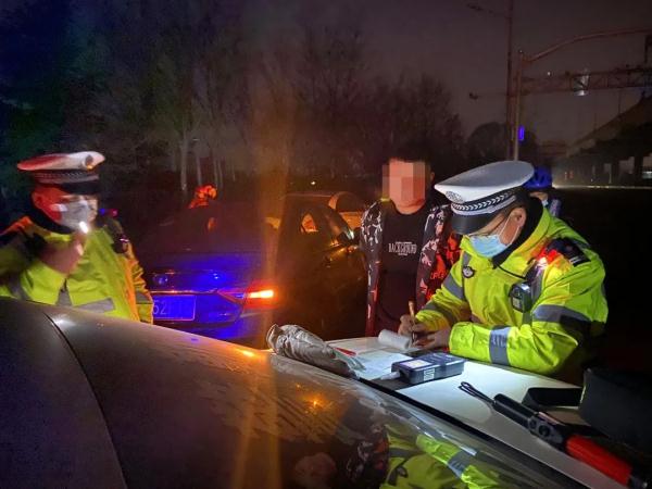奇葩！临沂一男子醉驾被查，竟掏出现金想贿赂民警