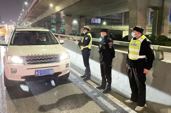 奇葩！临沂一男子醉驾被查，竟掏出现金想贿赂民警