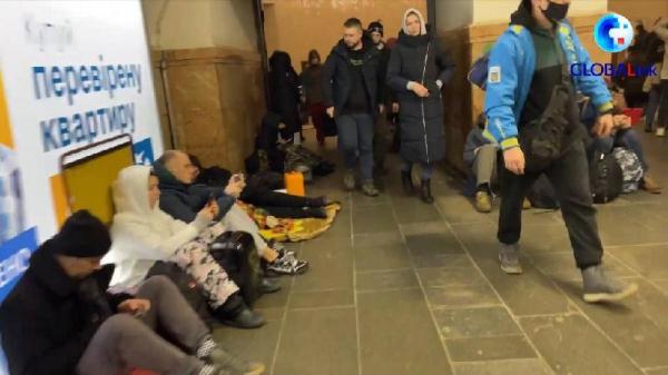 全球连线 | 前线零距离 新华社记者实地探访基辅市最深防空设施