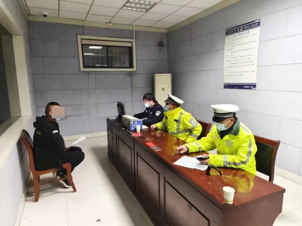 奇葩！临沂一男子醉驾被查，竟掏出现金想贿赂民警