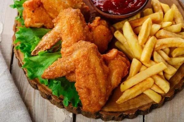 鱼肉是癌症的“发物”吗？消化科医生建议：这6物，能不吃就不吃