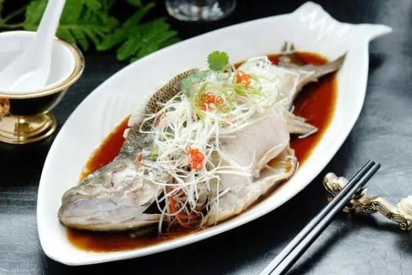 鱼肉是癌症的“发物”吗？消化科医生建议：这6物，能不吃就不吃