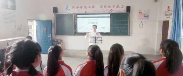 为什么唱个校歌，让这些孩子们激动成这样