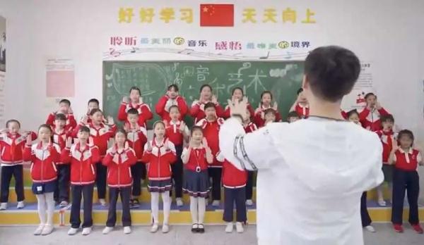 为什么唱个校歌，让这些孩子们激动成这样
