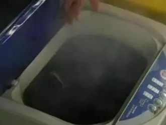 社死现场!女子打车时,羽绒服炸了...!羽毛满天飞,真“爆款”! 社死现场!女子打车时,羽绒服炸了...!羽毛满天飞,真“爆款”!