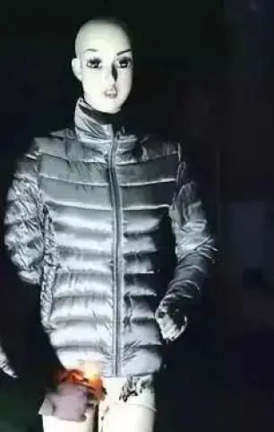 社死现场!女子打车时,羽绒服炸了...!羽毛满天飞,真“爆款”! 社死现场!女子打车时,羽绒服炸了...!羽毛满天飞,真“爆款”!