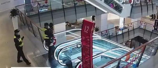 爸爸带大娃上厕所,留在外面的小女儿不见了 爸爸带大娃上厕所,留在外面的小女儿不见了