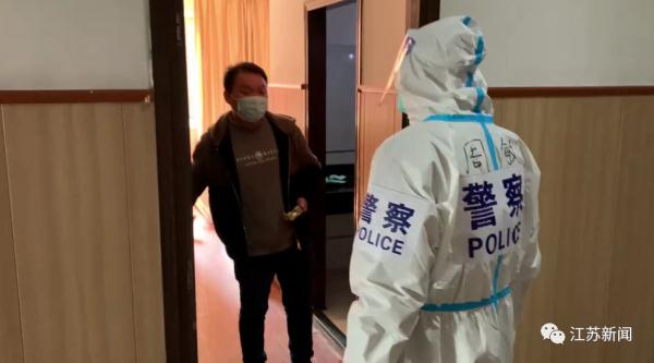 民警把12岁女孩的名字写在防护服上？真相巧了！