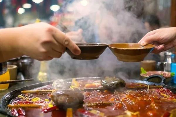 住户在家做铜火锅浓烟弥漫，邻居以为着火报警