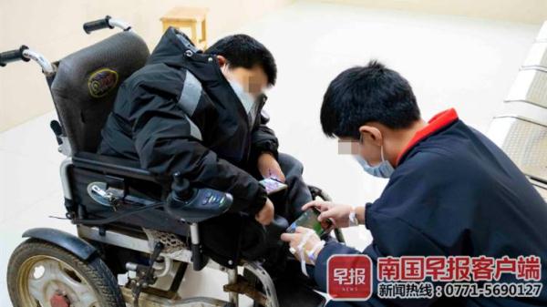 轮椅上长大的姐弟俩用上天价药 曾经每针近70万元