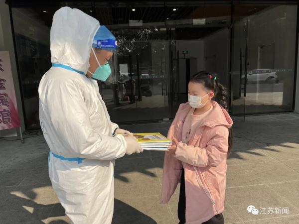 民警把12岁女孩的名字写在防护服上？真相巧了！