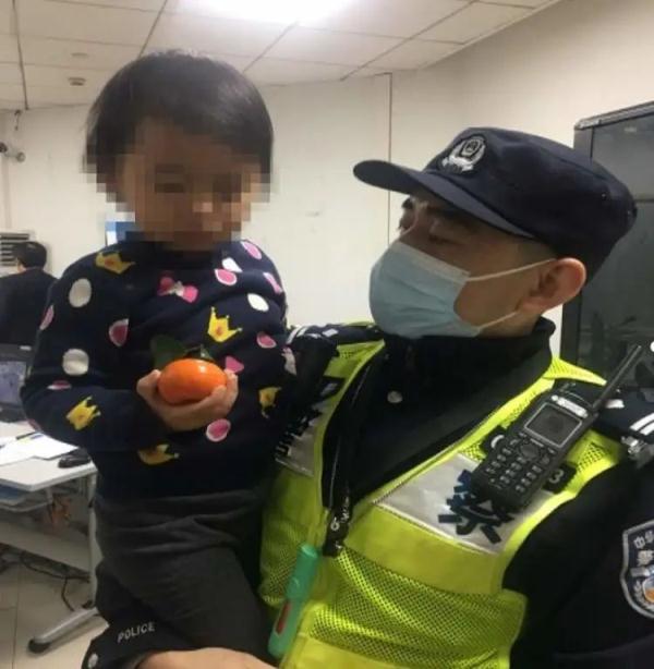 爸爸带大娃上厕所,留在外面的小女儿不见了 爸爸带大娃上厕所,留在外面的小女儿不见了