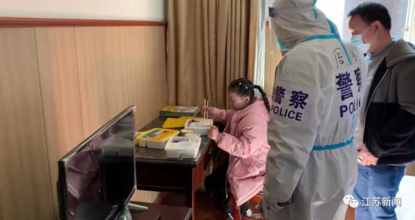 民警把12岁女孩的名字写在防护服上？真相巧了！