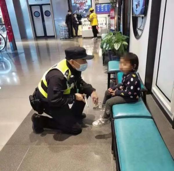 爸爸带大娃上厕所,留在外面的小女儿不见了 爸爸带大娃上厕所,留在外面的小女儿不见了