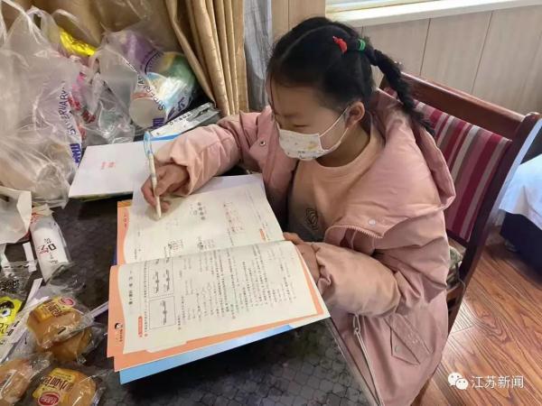 民警把12岁女孩的名字写在防护服上？真相巧了！