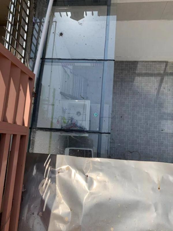邻居在天井搭玻璃棚,上海阿姨直呼:好害怕!这到底算不算违建? 邻居在天井搭玻璃棚,上海阿姨直呼:好害怕!这到底算不算违建?