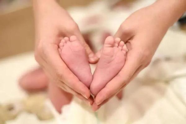小夫妻闹离婚，孩子仅8个月大！法院发《告知书》：离婚了也要管好娃！
