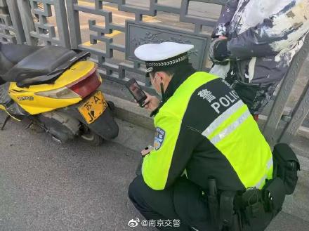 A2证男子骑假牌摩托出门吃面条被记24分