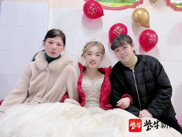 福利院女孩出嫁被“娘家人”祝福，网友：她也是有“坚强后盾”的新娘