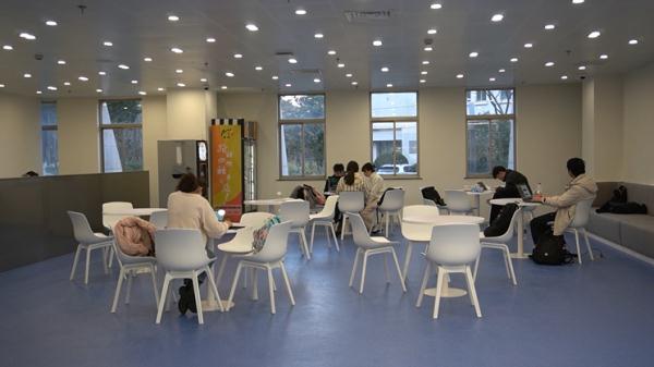 卷王自习室！上海这所大学新增24小时学习空间，一座难求