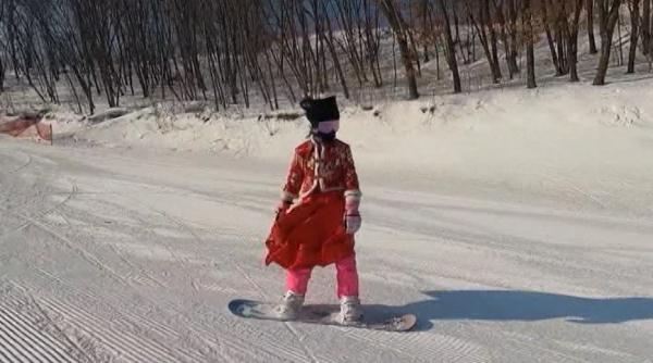 双鸭山9岁小女孩穿汉服滑雪，美翻了！