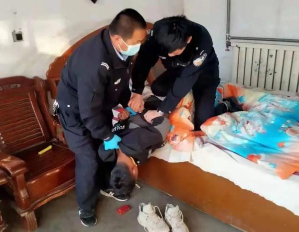 夜半三更持刀抢劫一天时间这名蒙面劫匪就被抓获