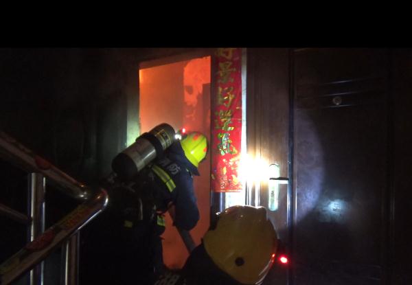 湖南女子围炉烤火脚趾头被烧焦却没感觉，消防提醒：烤火时不注意这点很危险