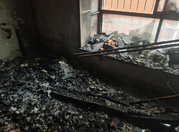 湖南女子围炉烤火脚趾头被烧焦却没感觉，消防提醒：烤火时不注意这点很危险