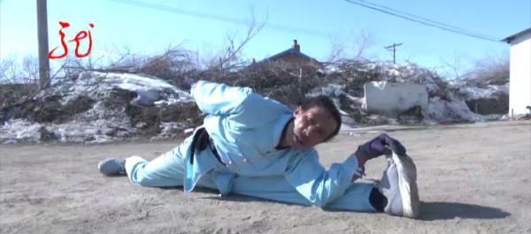 黑龙江一七旬老人高空练倒立!网友们看得胆战心惊! 黑龙江一七旬老人高空练倒立!网友们看得胆战心惊!