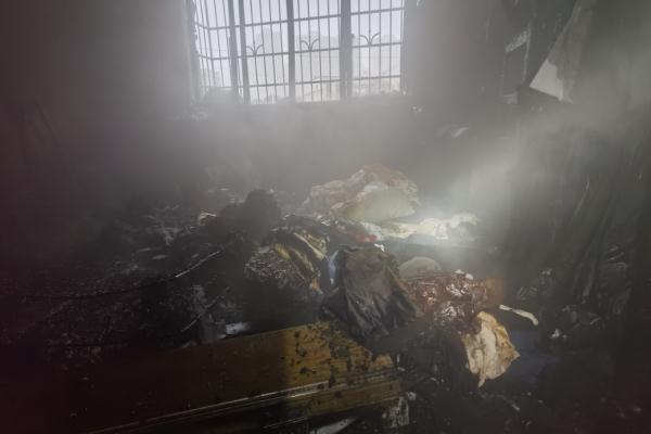 湖南女子围炉烤火脚趾头被烧焦却没感觉，消防提醒：烤火时不注意这点很危险