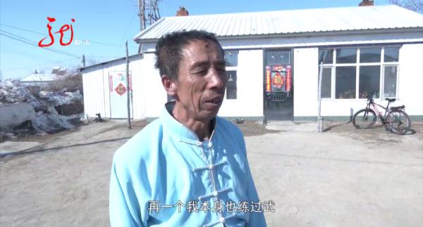 黑龙江一七旬老人高空练倒立!网友们看得胆战心惊! 黑龙江一七旬老人高空练倒立!网友们看得胆战心惊!