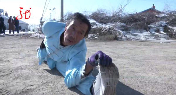 黑龙江一七旬老人高空练倒立!网友们看得胆战心惊! 黑龙江一七旬老人高空练倒立!网友们看得胆战心惊!