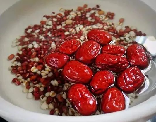 惊蛰将至，这5道汤多给家人喝，去春燥养脾胃，顺应时节营养足！