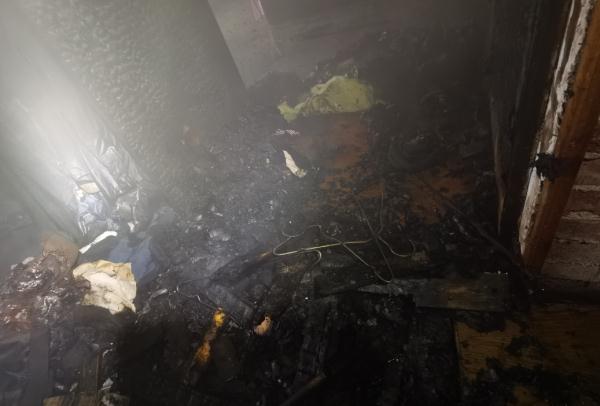 湖南女子围炉烤火脚趾头被烧焦却没感觉，消防提醒：烤火时不注意这点很危险