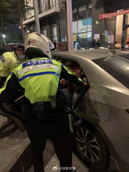 男子醉酒坐在红绿灯路口,铁骑暖心救助 男子醉酒坐在红绿灯路口,铁骑暖心救助