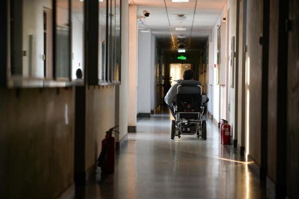 北京:轮椅上的清华博士 北京:轮椅上的清华博士