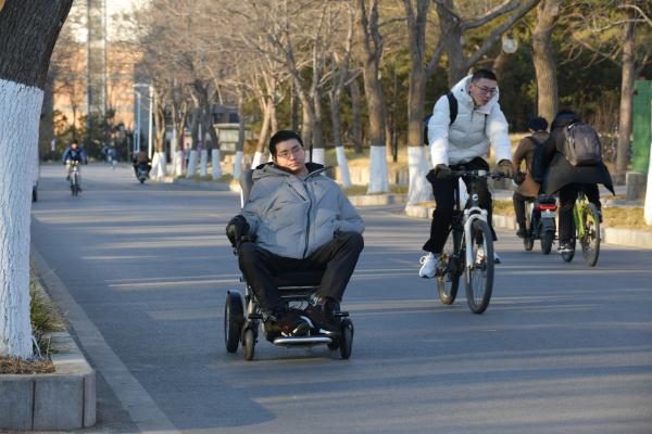北京:轮椅上的清华博士 北京:轮椅上的清华博士