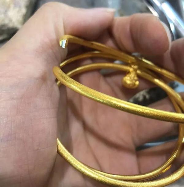 典当“家传金饰”？一男子栽了...