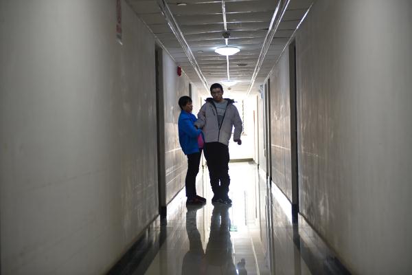 北京:轮椅上的清华博士 北京:轮椅上的清华博士