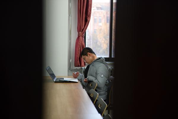 北京:轮椅上的清华博士 北京:轮椅上的清华博士