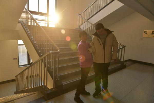 北京:轮椅上的清华博士 北京:轮椅上的清华博士