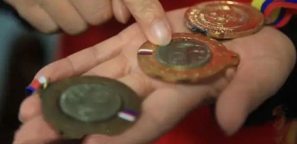 欠债30万!儿子患病丈夫失业,世界冠军再次破圈,她还有一个心愿…… 欠债30万!儿子患病丈夫失业,世界冠军再次破圈,她还有一个心愿……