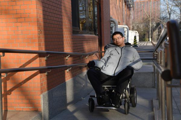 北京:轮椅上的清华博士 北京:轮椅上的清华博士