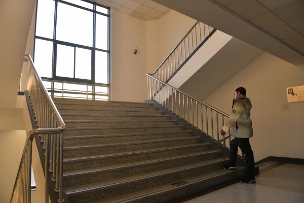 北京:轮椅上的清华博士 北京:轮椅上的清华博士