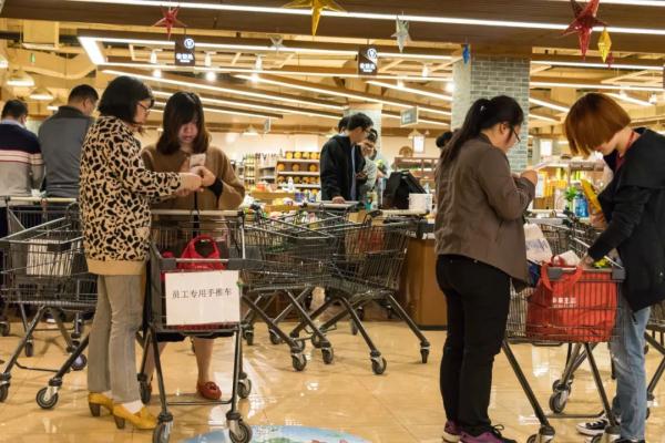 5岁娃超市先喝水后付款遭拒，收银员要求10倍赔偿，妈妈的做法显高情商！