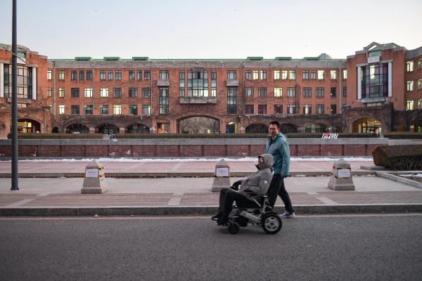 北京:轮椅上的清华博士 北京:轮椅上的清华博士