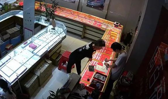 典当“家传金饰”？一男子栽了...