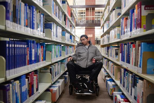 北京:轮椅上的清华博士 北京:轮椅上的清华博士