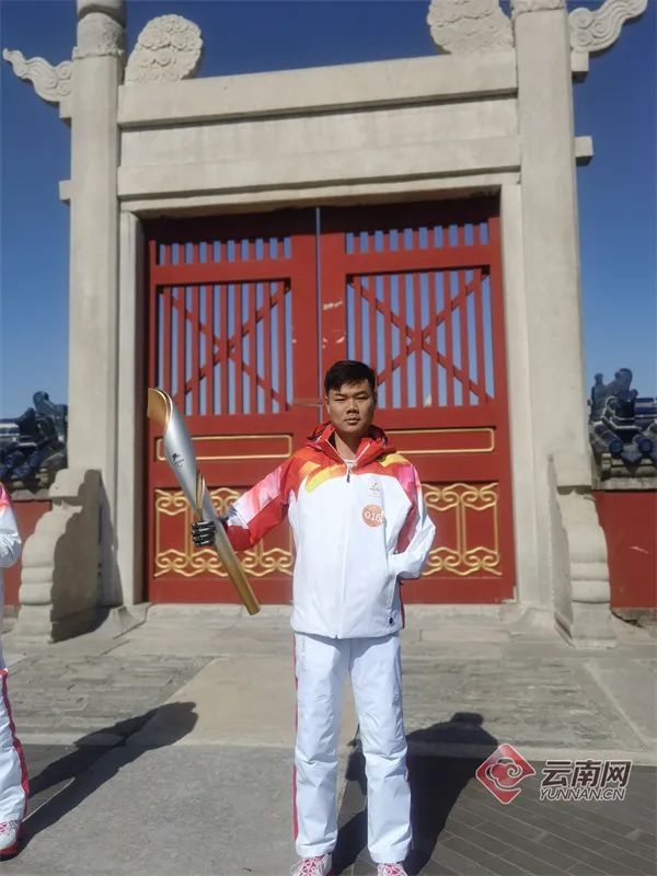 冬残奥会火炬传递，云南运动员郑涛接力